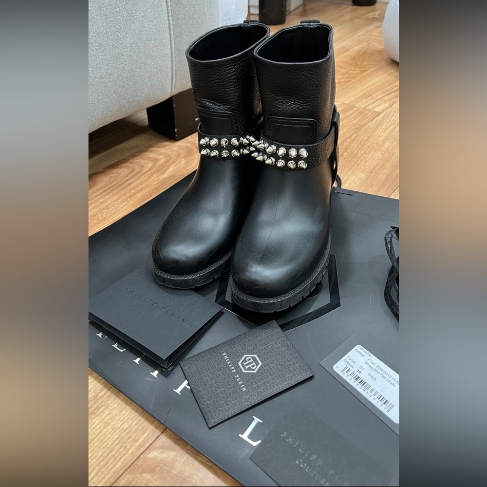 Philipp Plein biker boots mid flat w/silver tone studs. In great condition sz 39